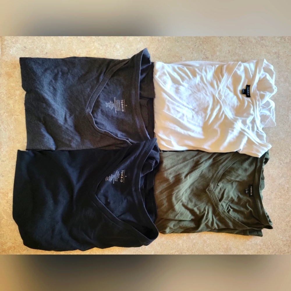 4 pack of vneck t-shirts Torrid Size 3 and 4